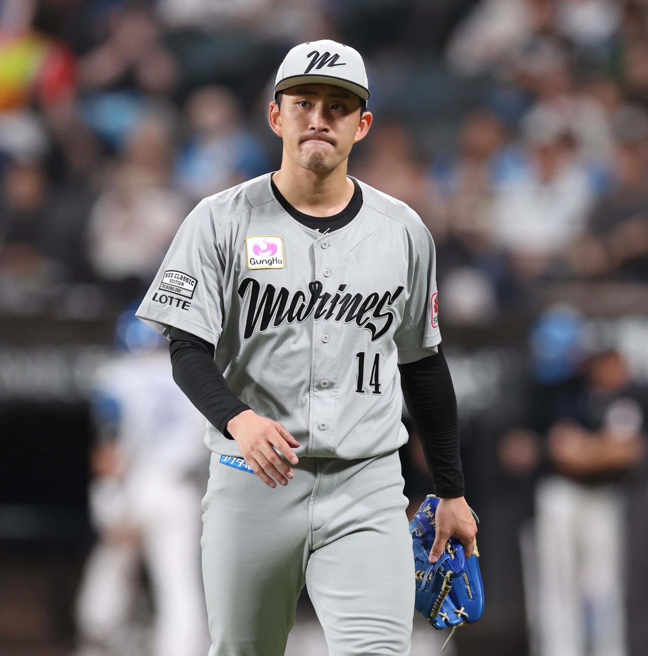 日本ハム対ロッテ　6回裏、2失点し渋い表情の小島（撮影・黒川智章）