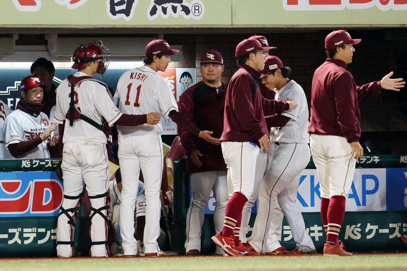 中村の左邪飛を好捕した小森を迎える岸（左から3人目）（撮影・宮地輝）