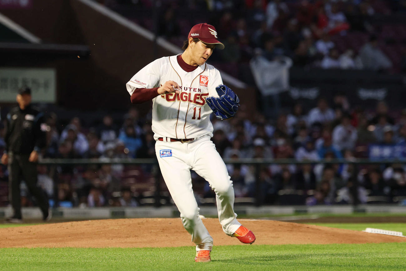 楽天対ソフトバンク　2回表ソフトバンク1死二、三塁、嶺井の投ゴロで三塁走者栗原の生還を阻止する岸（撮影・宮地輝）