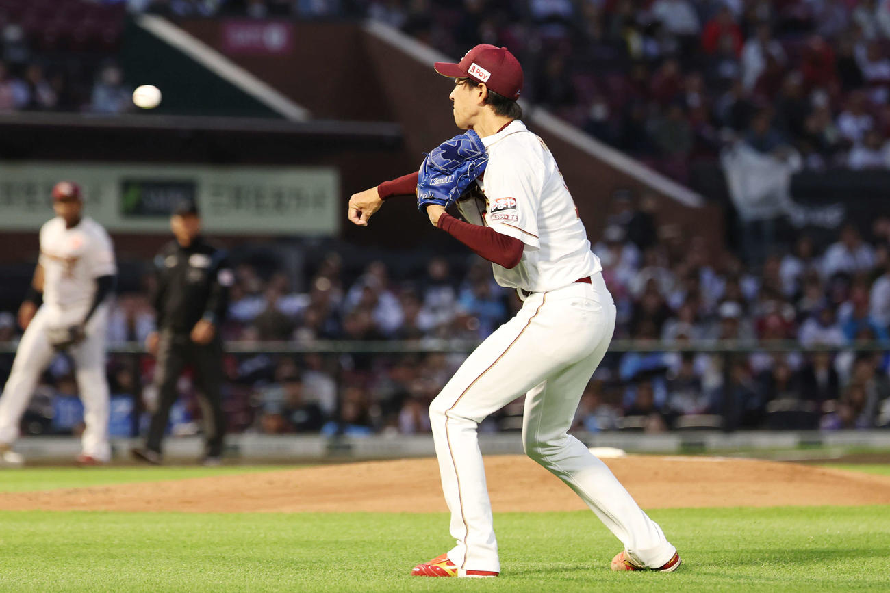 楽天対ソフトバンク　2回表ソフトバンク1死二、三塁、嶺井の投ゴロで三塁走者栗原の生還を阻止する岸（撮影・宮地輝）