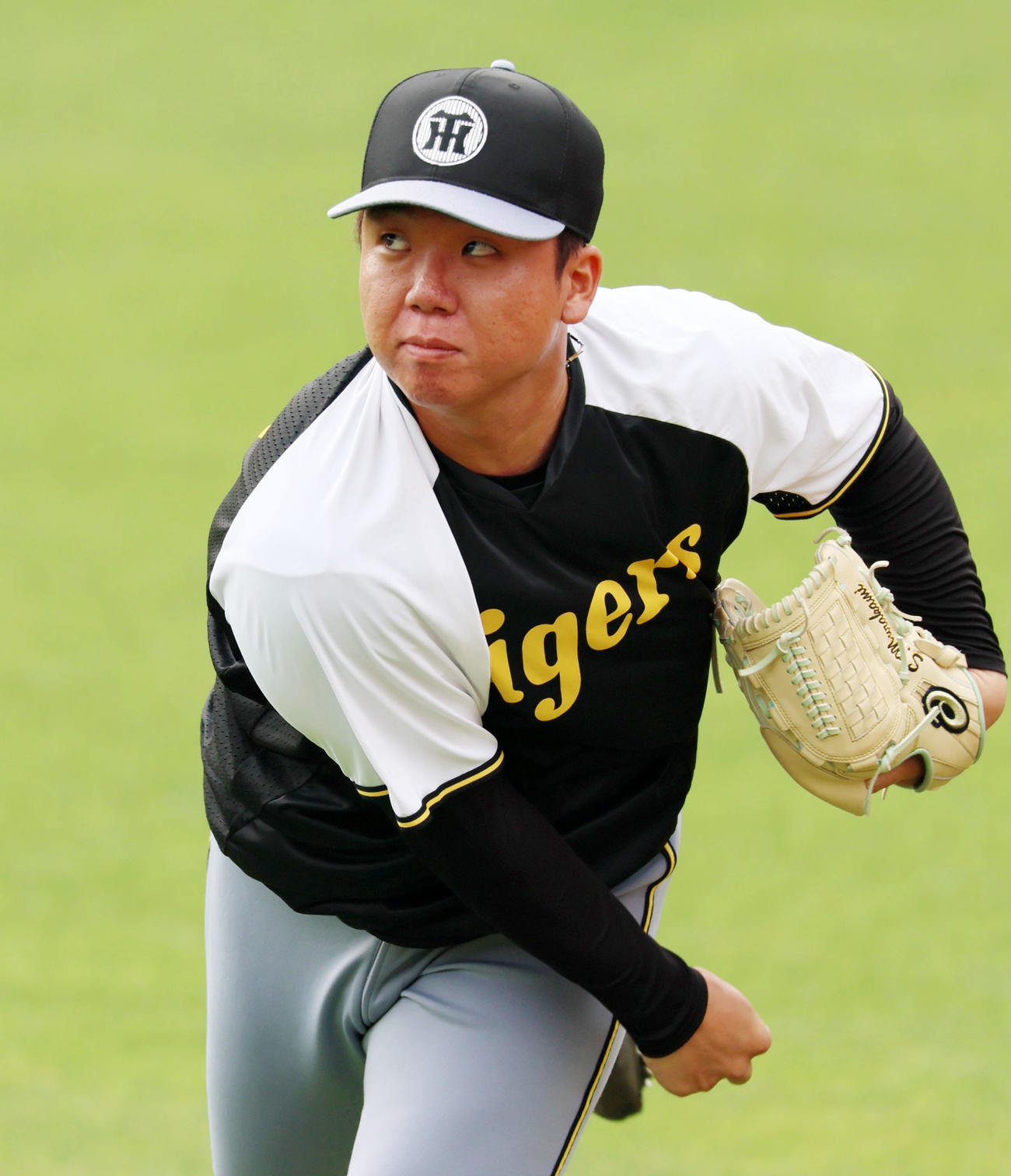 広島対阪神　練習でキャッチボールする村上（撮影・加藤哉）