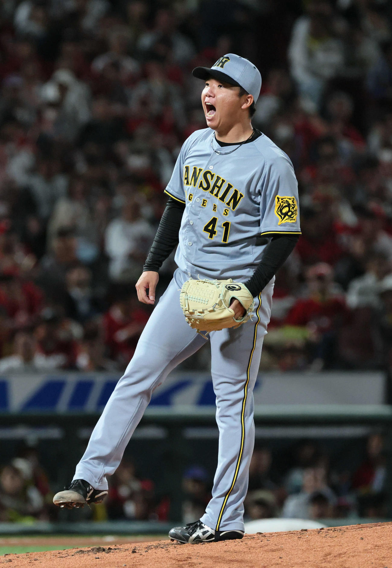広島対阪神　7回裏広島無死、末包を三振に打ち取り、ほえる村上（撮影・加藤孝規）