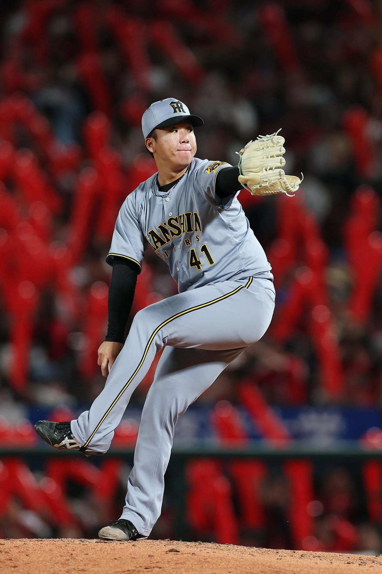 広島対阪神　7回裏を前に投球練習をする阪神村上（撮影・前田充）