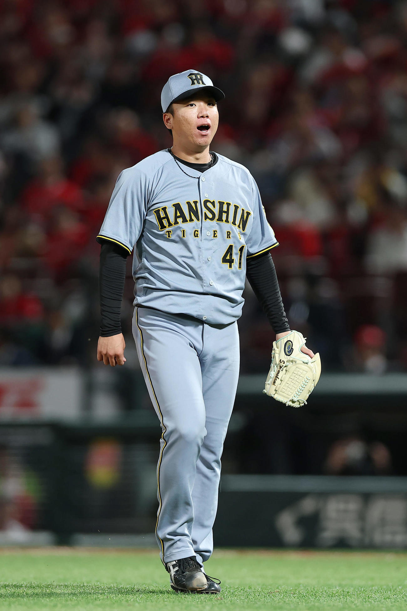 広島対阪神　7回裏を投げ終え、ベンチへ戻る阪神村上（撮影・前田充）