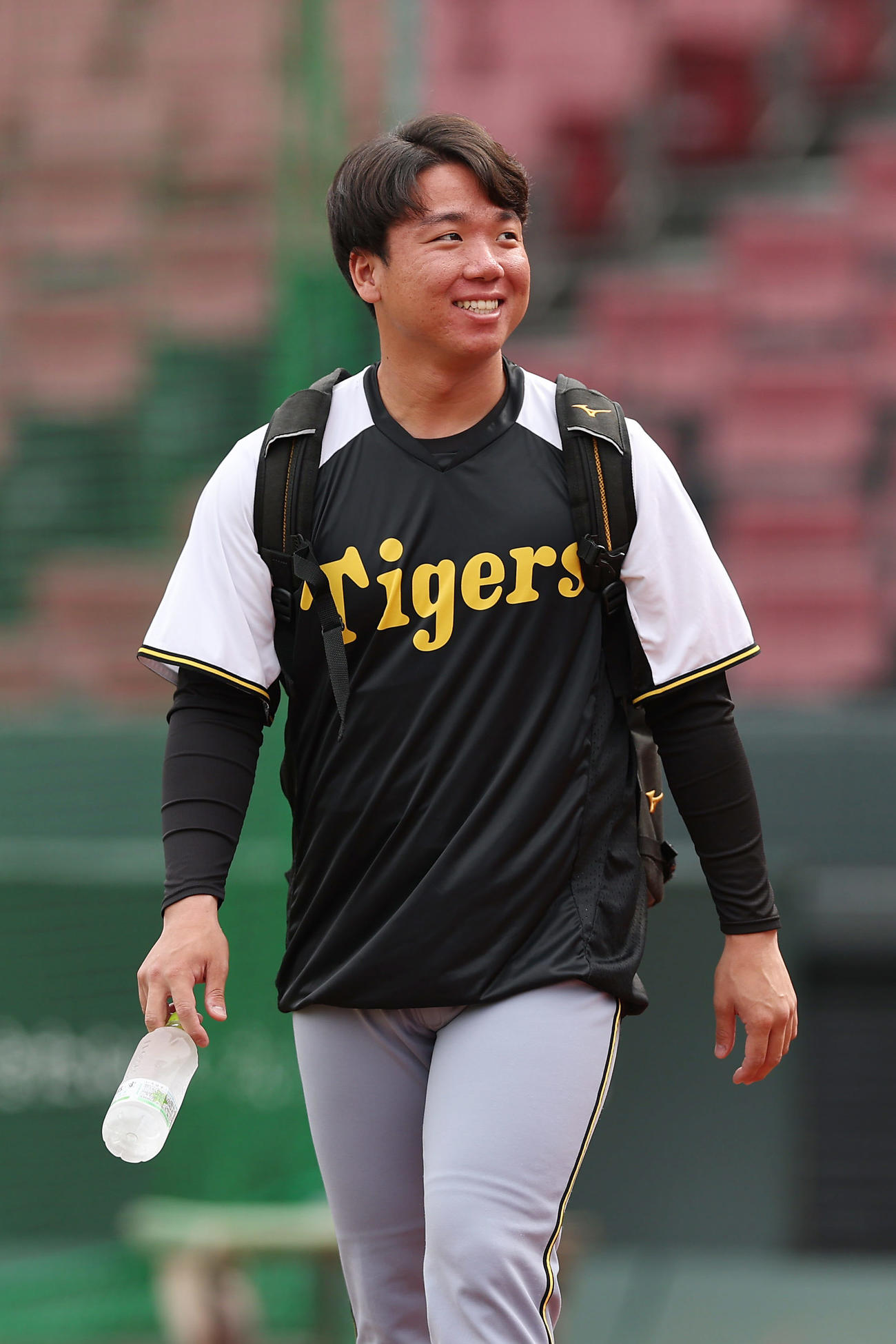 広島対阪神　笑顔を見せながらグラウンドに入る阪神村上（撮影・前田充）