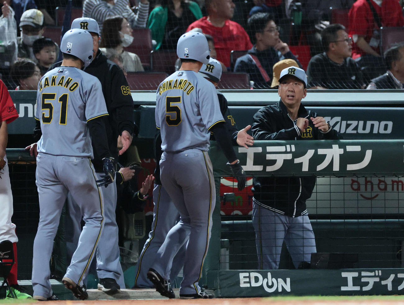 広島対阪神　5回表阪神2死一、三塁、森下の遊撃2点適時エラーで生還した近本らを迎える藤川監督（右）（撮影・加藤孝規）