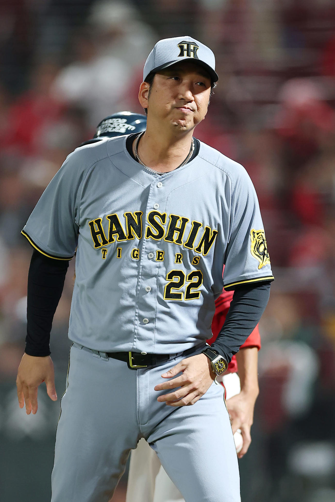 広島対阪神　8回表を終え、選手交代を告げた阪神藤川監督（撮影・前田充）