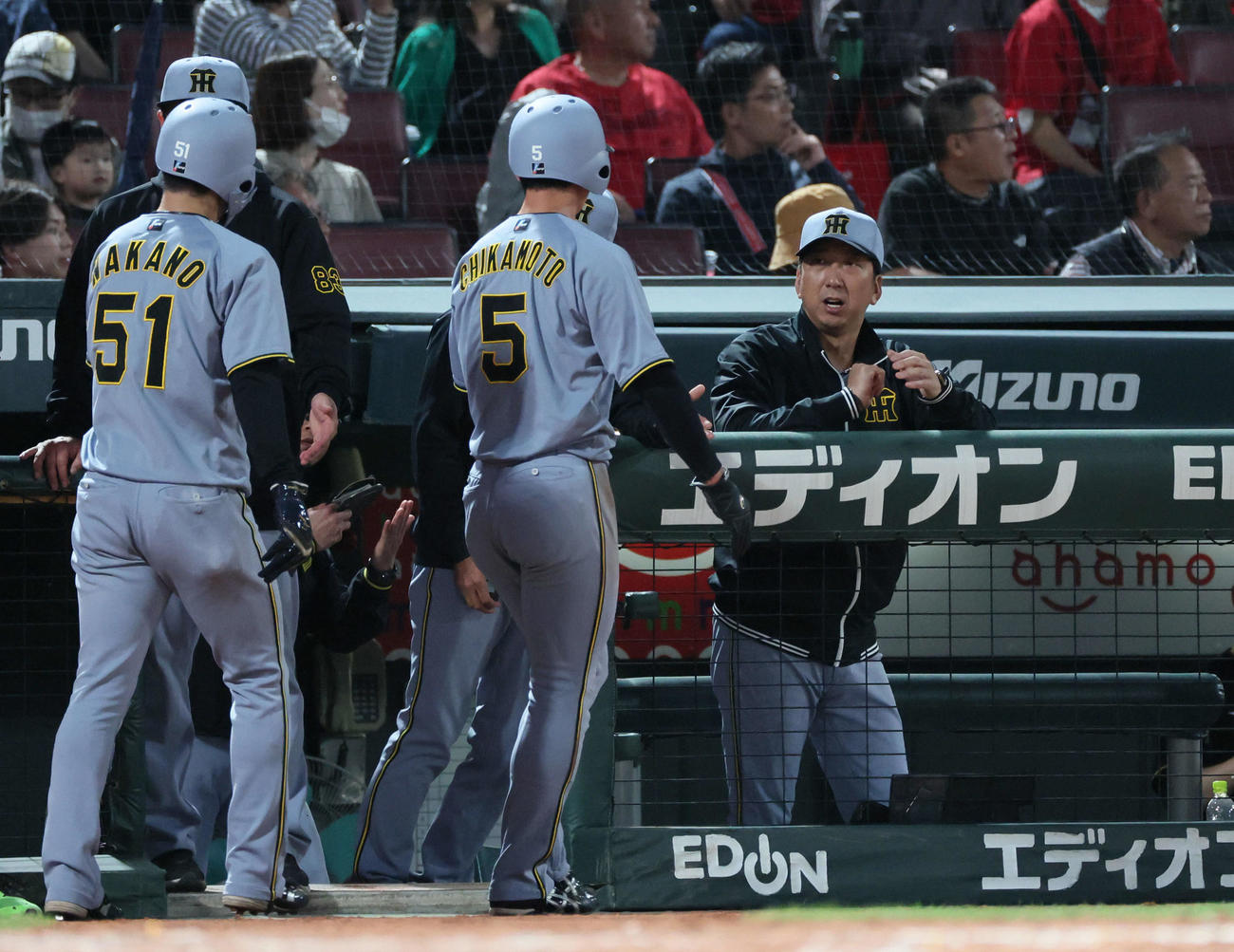 広島対阪神　5回表阪神2死一、三塁、森下の遊撃2点適時エラーで生還した近本らを迎える藤川監督（右）（撮影・加藤孝規）