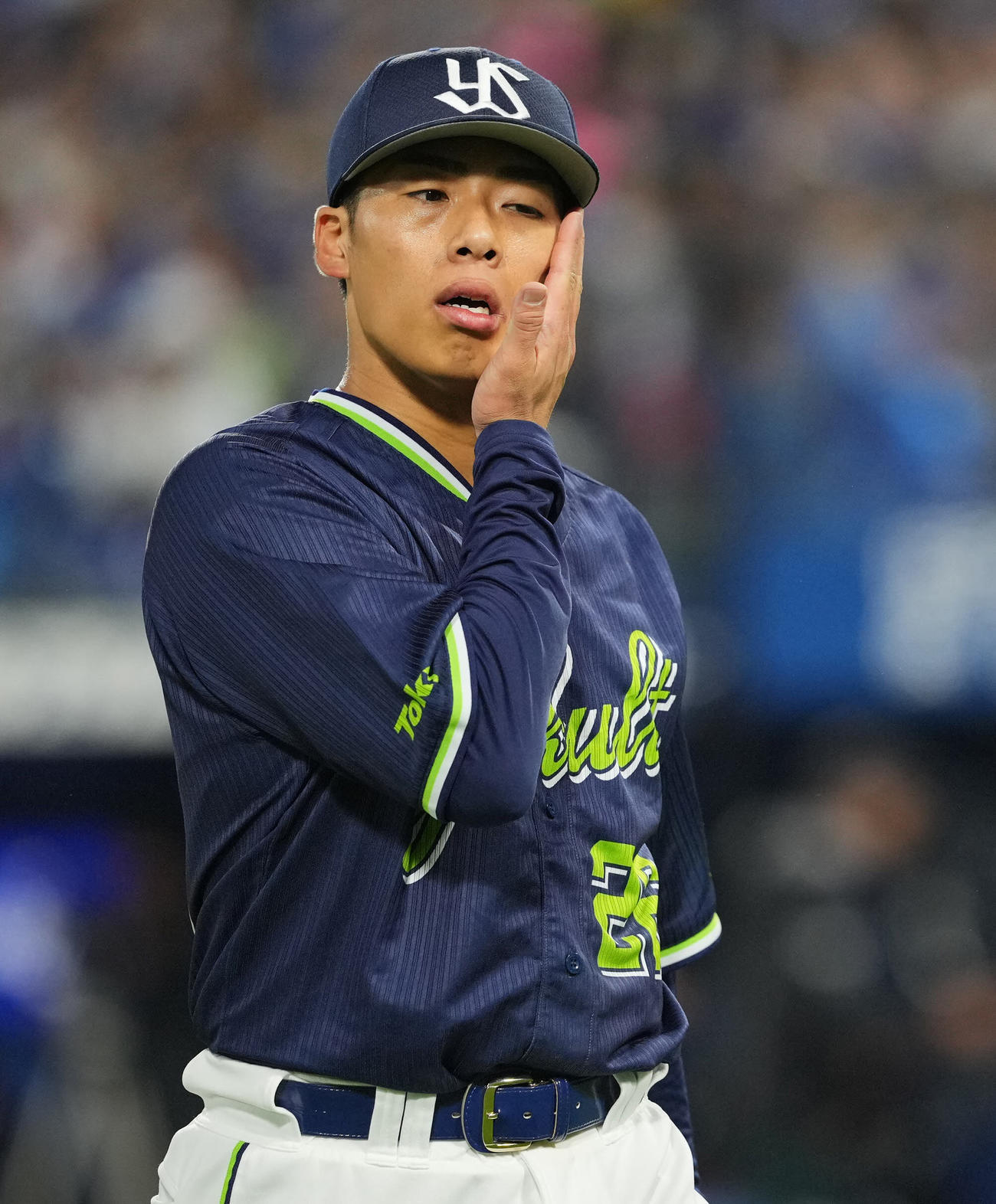 DeNA対ヤクルト　3回裏の登板を終え3失点のヤクルト先発の山野はさえない表情で汗をぬぐう（撮影・垰建太）