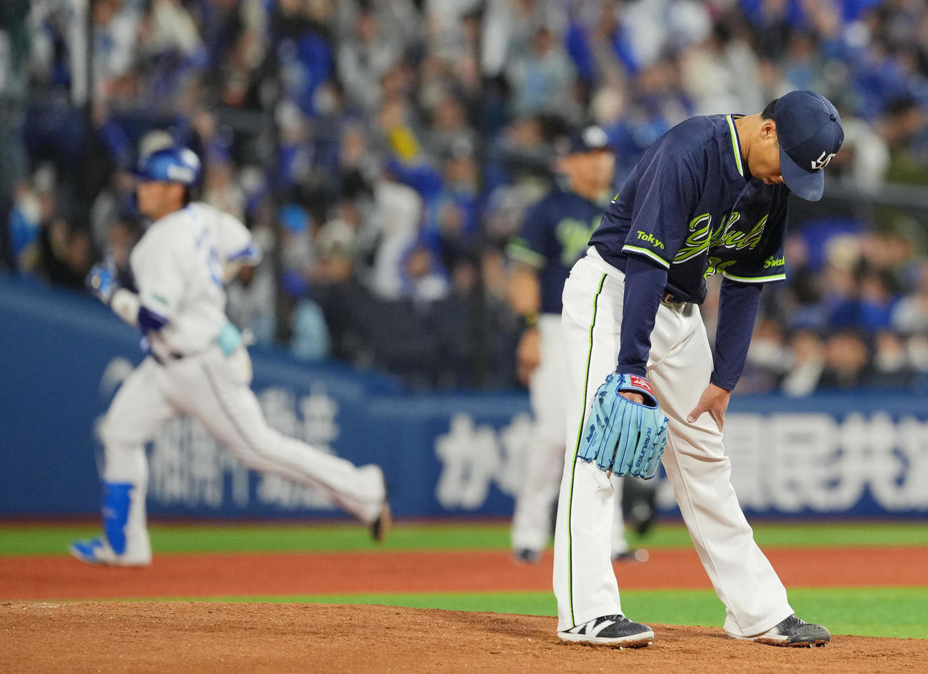 DeNA対ヤクルト　4回裏DeNA無死、戸柱（左）にソロ本塁打を浴び肩を落とす山野（撮影・垰建太）