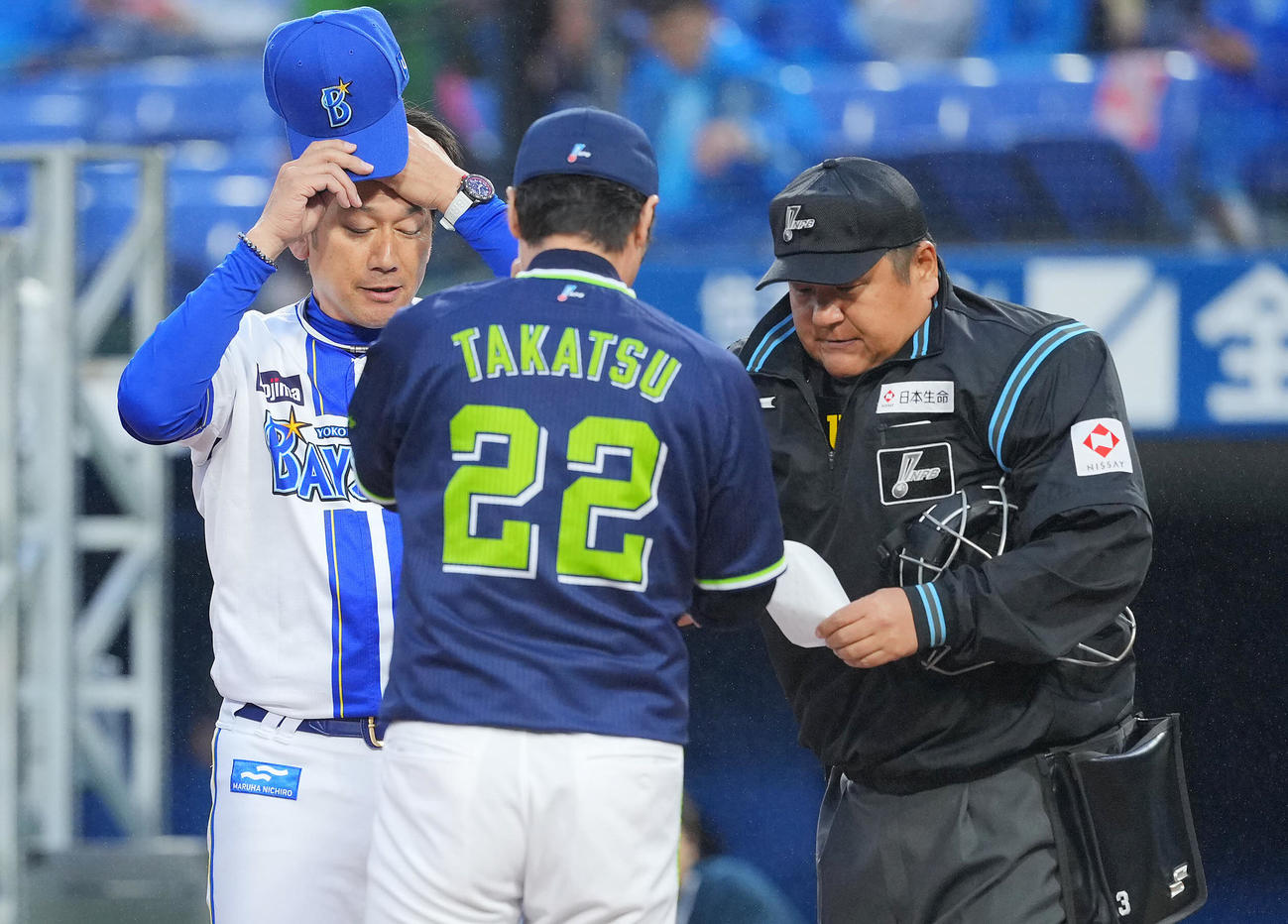 DeNA対ヤクルト　メンバー表交換を行うDeNA三浦監督（左）とヤクルト高津監督（中央）と球審の敷田（撮影・垰建太）