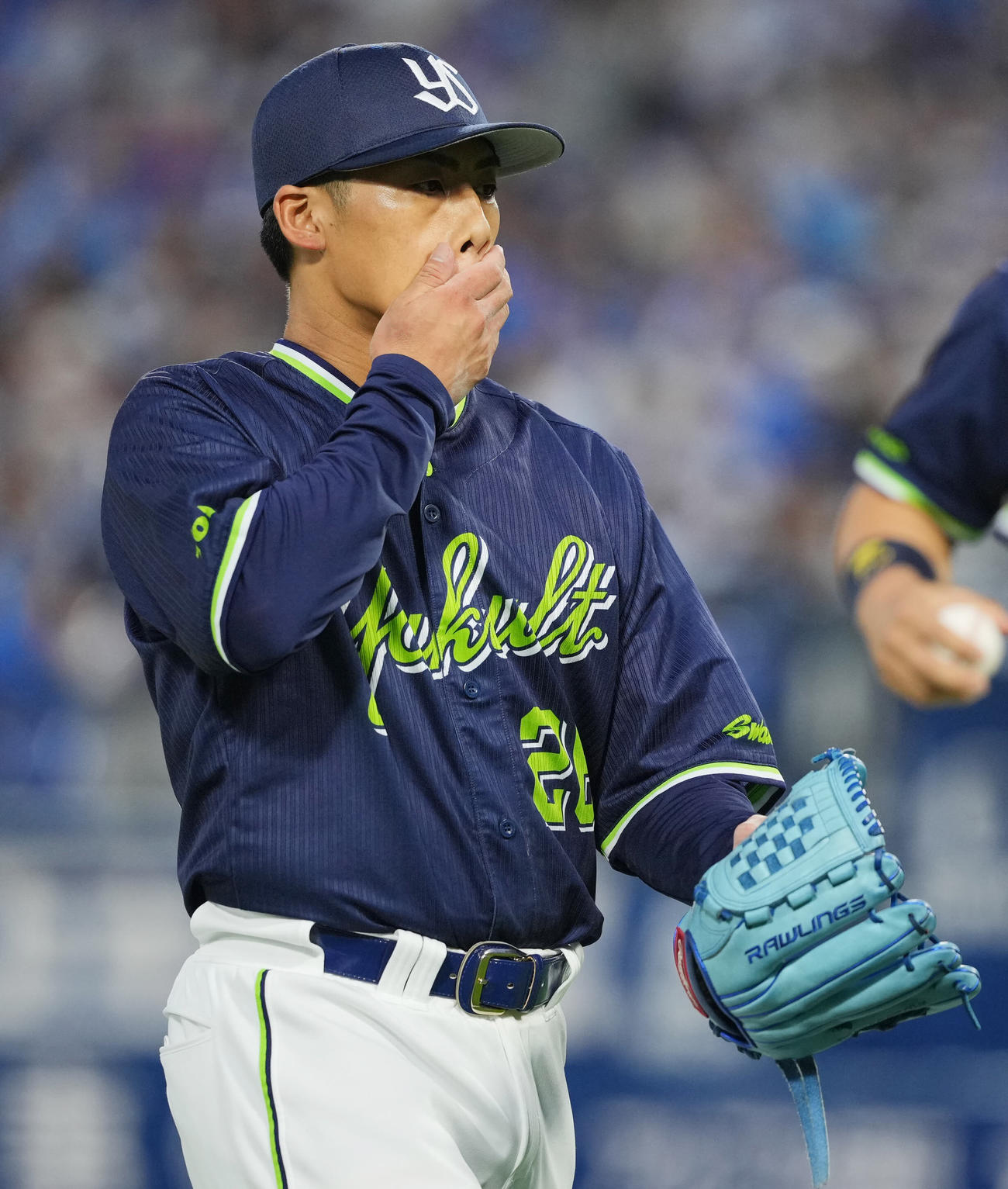 DeNA対ヤクルト　2回裏の登板を終えDeNAに先制を許したヤクルト先発の山野は汗をぬぐいながら引き揚げる（撮影・垰建太）