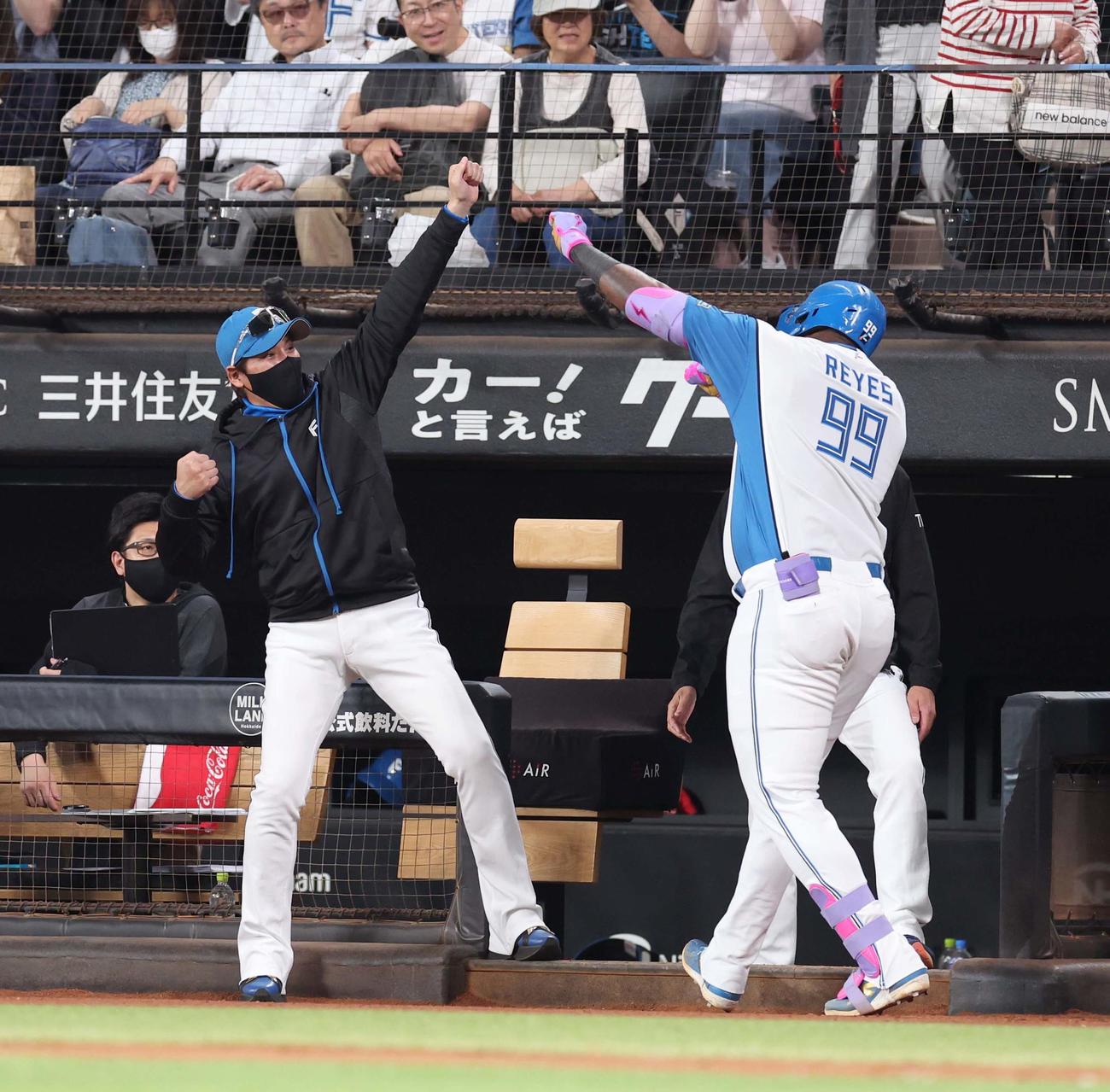 日本ハム対ロッテ　6回裏、2点本塁打を放ったレイエスを出迎える新庄監督（撮影・黒川智章）