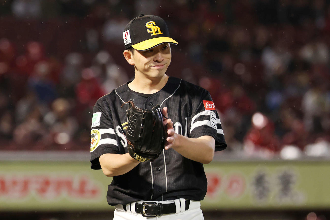 楽天対ソフトバンク　2回裏を無失点に抑えグラブをたたくソフトバンク先発の大関（撮影・宮地輝）