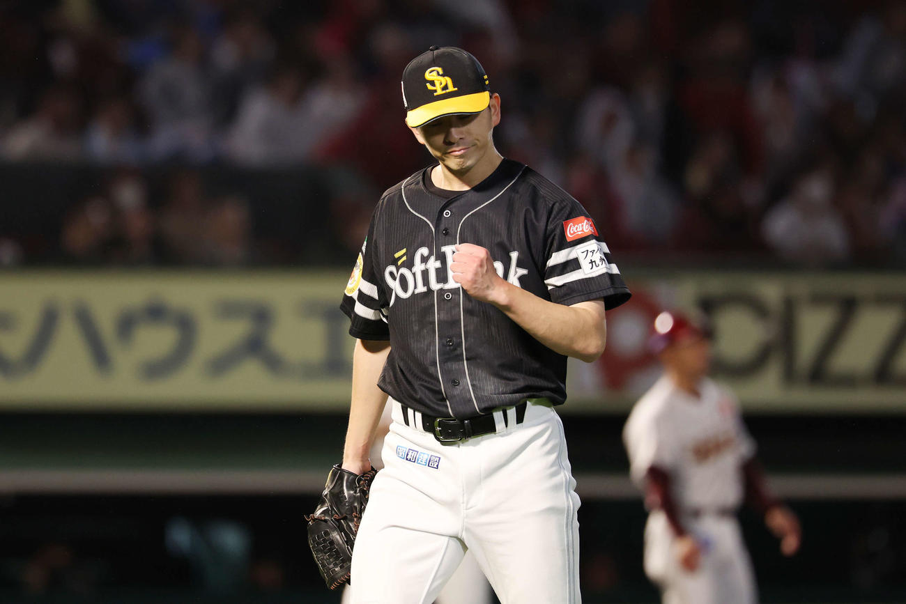 楽天対ソフトバンク　4回裏楽天2死二、三塁、小森を右飛に仕留めガッツポーズする大関（撮影・宮地輝）