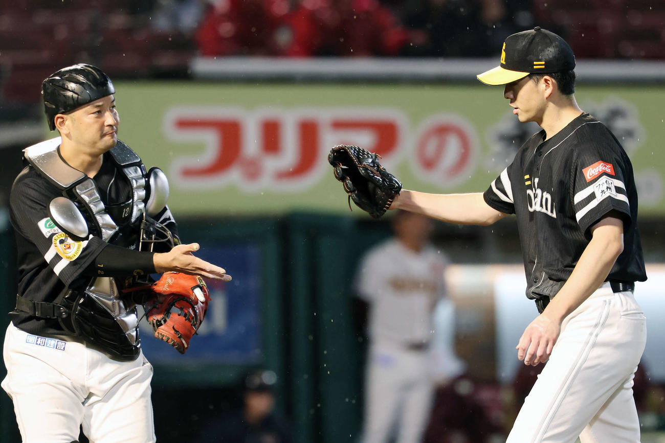 楽天対ソフトバンク　5回裏を無失点に抑えタッチを交わすソフトバンク嶺井（左）と大関（撮影・宮地輝）
