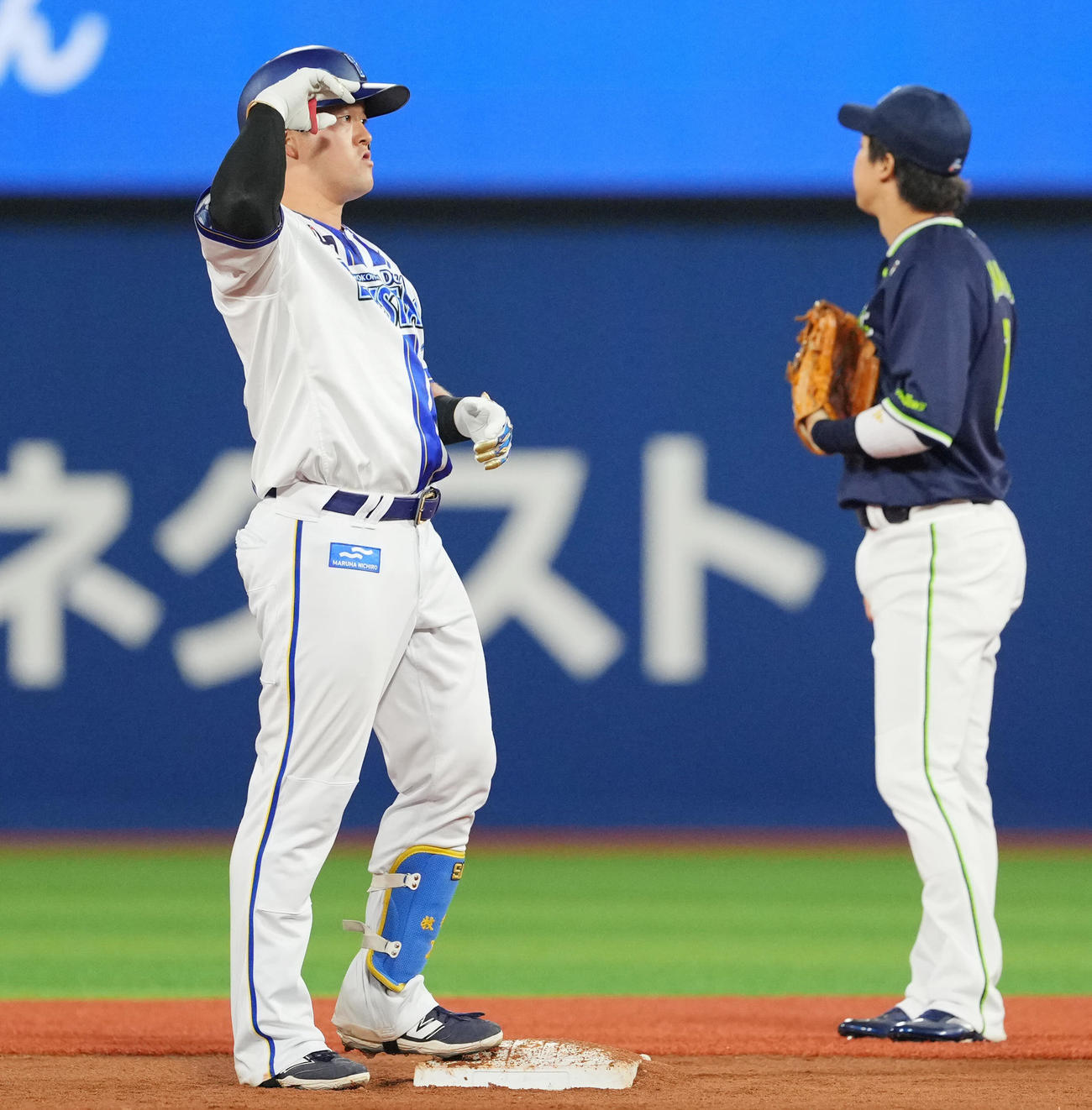 DeNA対ヤクルト　3回裏DeNA2死一、三塁、適時二塁打を放ちポーズを決める牧（撮影・垰建太）