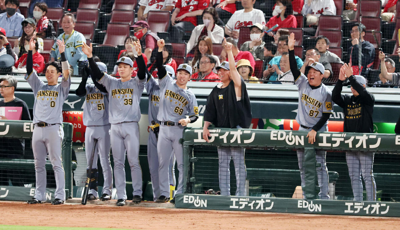 広島対阪神　9回表阪神1死二、三塁、代打豊田の中越え適時二塁打に笑顔を見せるベンチのナイン。中央右は村上（撮影・加藤哉）