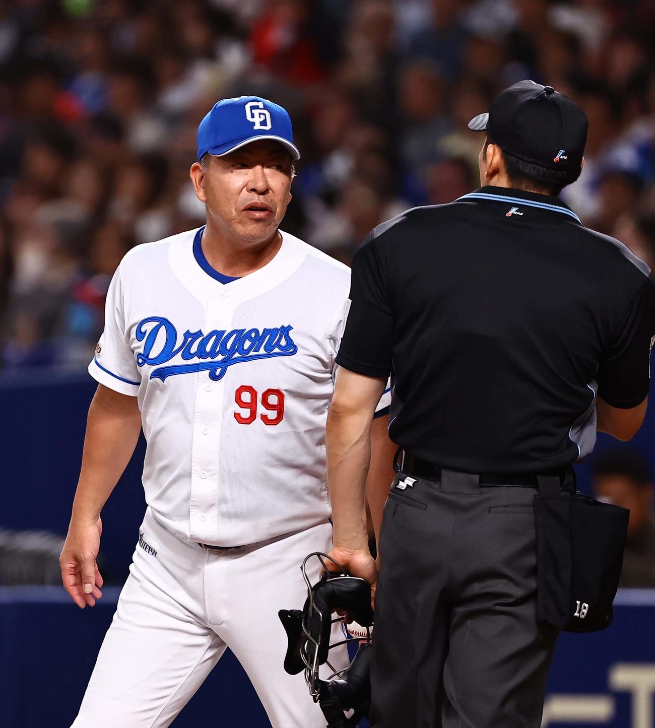 中日対巨人　選手交代を告げる井上監督（撮影・上田博志）