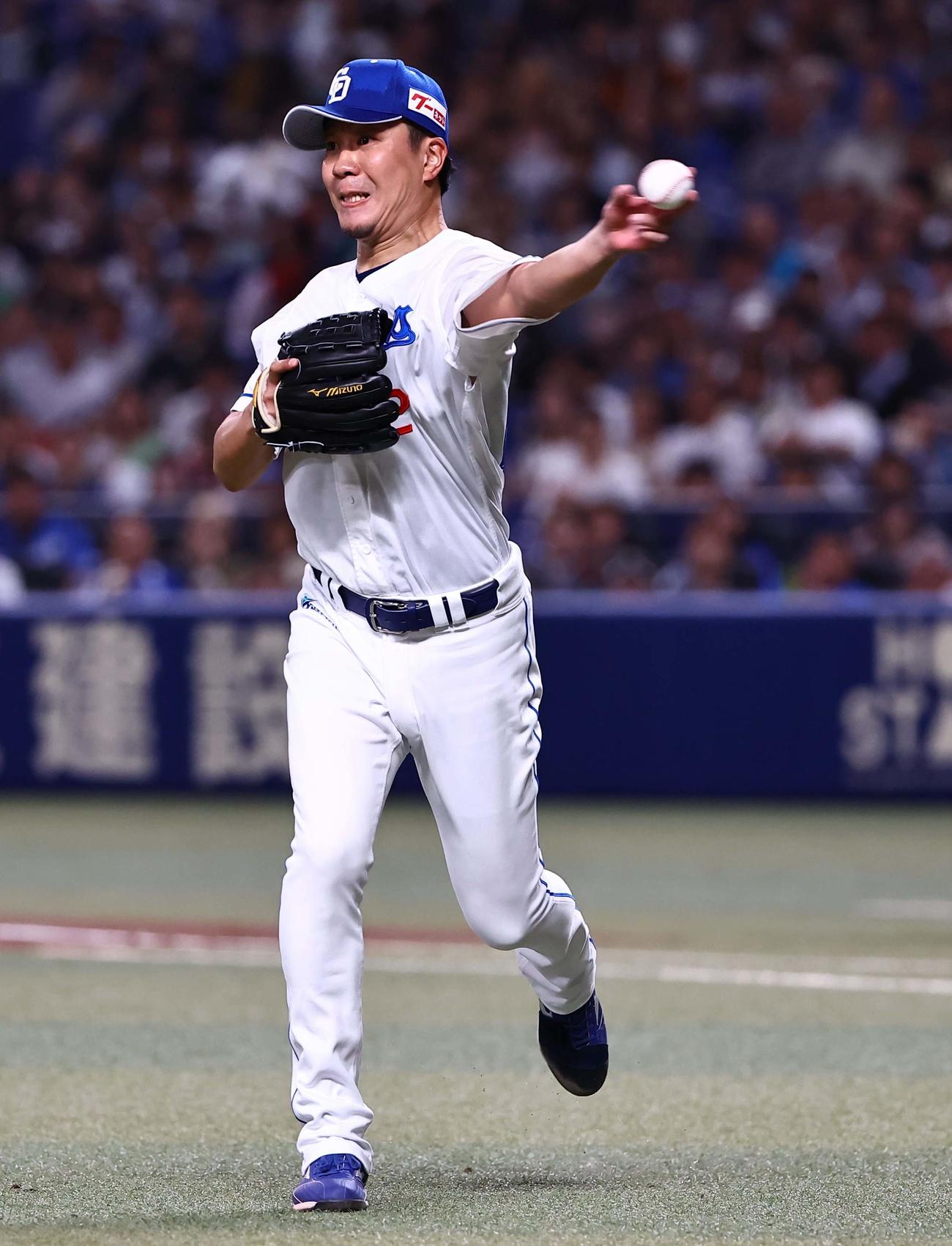 中日対巨人　5回表巨人1死一、二塁、大野は赤星のバントを三塁へ送球し若林を封殺する（撮影・上田博志）