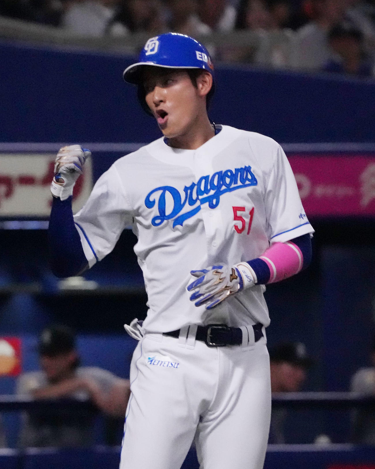 中日対巨人　1回裏中日無死、右越え本塁打を放ち生還する上林（撮影・森本幸一）