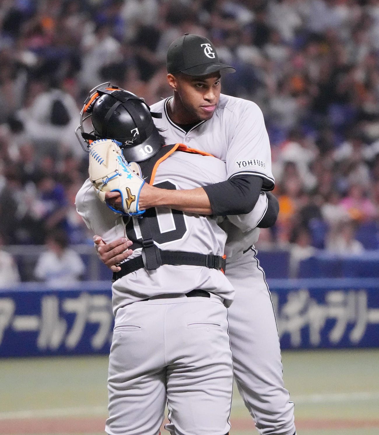 中日対巨人　試合終了、リリーフしたマルティネス（右）は甲斐とハグをする（撮影・森本幸一）