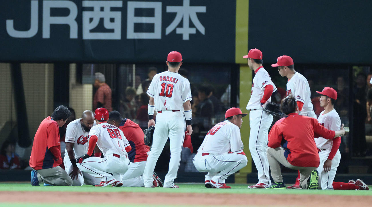 広島対阪神　5回表阪神2死一、三塁、森下翔太の遊撃2点適時エラーで激突したファビアン（左から2人目）と矢野（右）（撮影・加藤孝規）