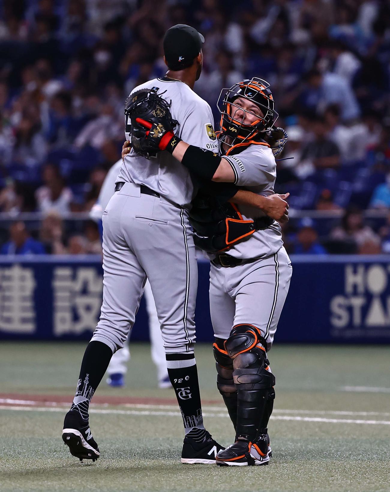 中日対巨人　開幕から24試合連続無失点のマルティネス（左）は甲斐と喜び合う（撮影・上田博志）