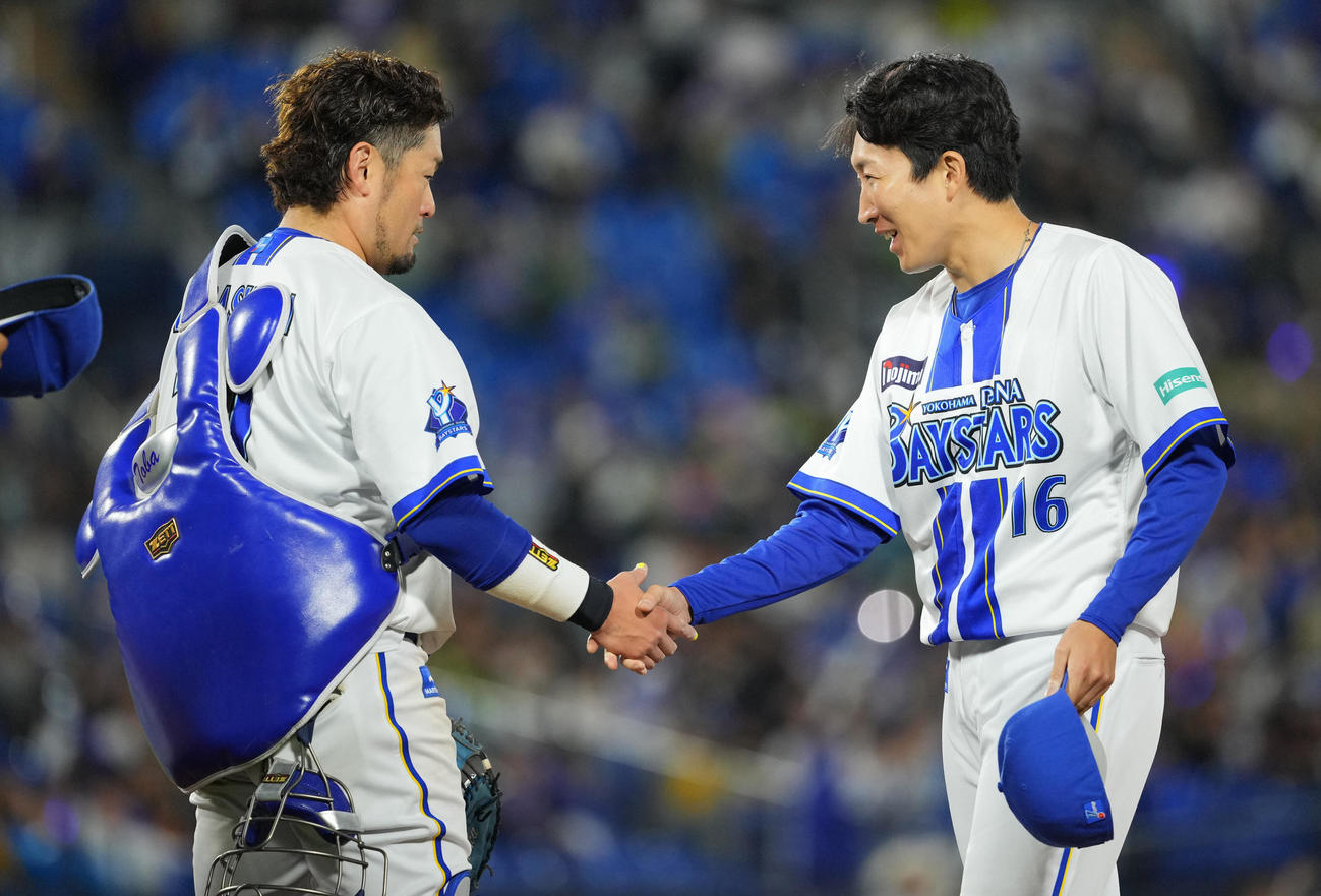 DeNA対ヤクルト　ヤクルトに勝利しがっちりと握手を交わすDeNA大貫（右）と戸柱（撮影・垰建太）