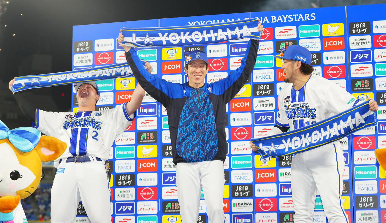 ヤクルトに勝利しお立ち台で笑顔を見せるDeNA大貫（中央）、牧（左）、戸柱（撮影・垰建太）