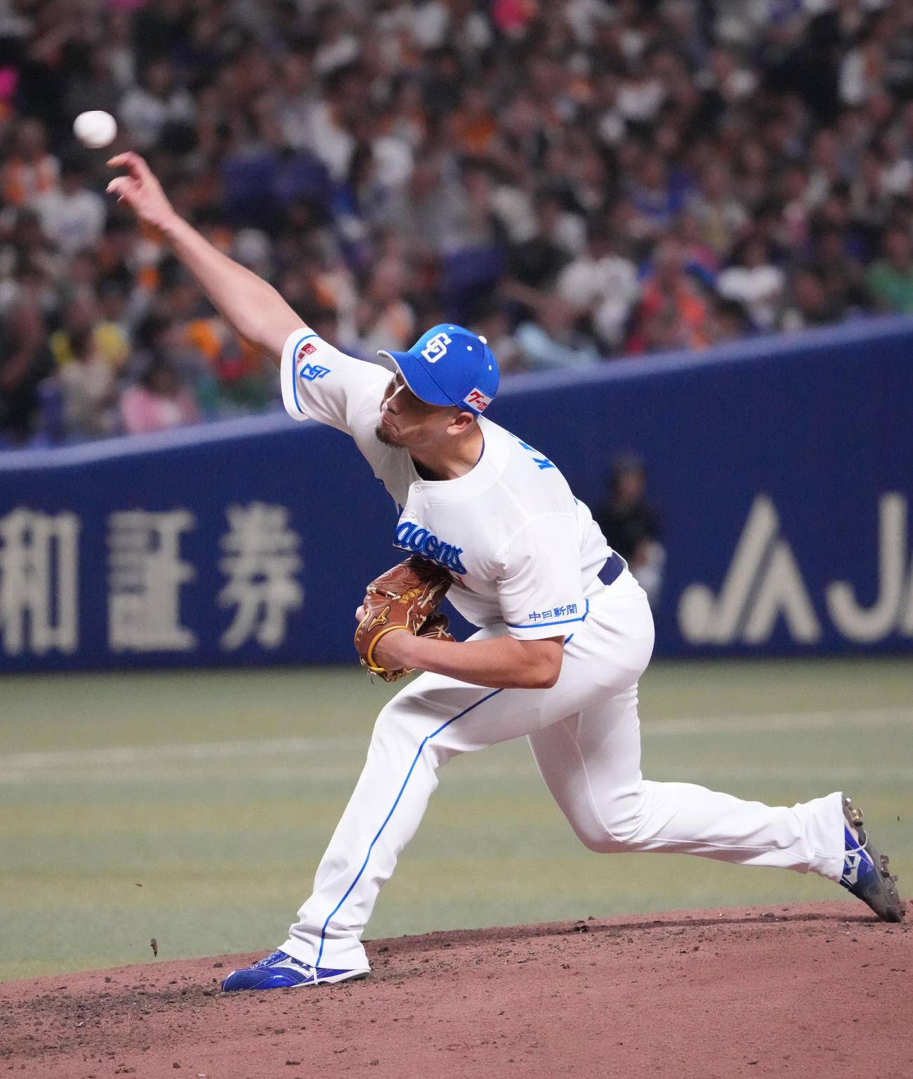 中日対巨人　6回表巨人1死三塁、中日2番手で登板する勝野（撮影・森本幸一）