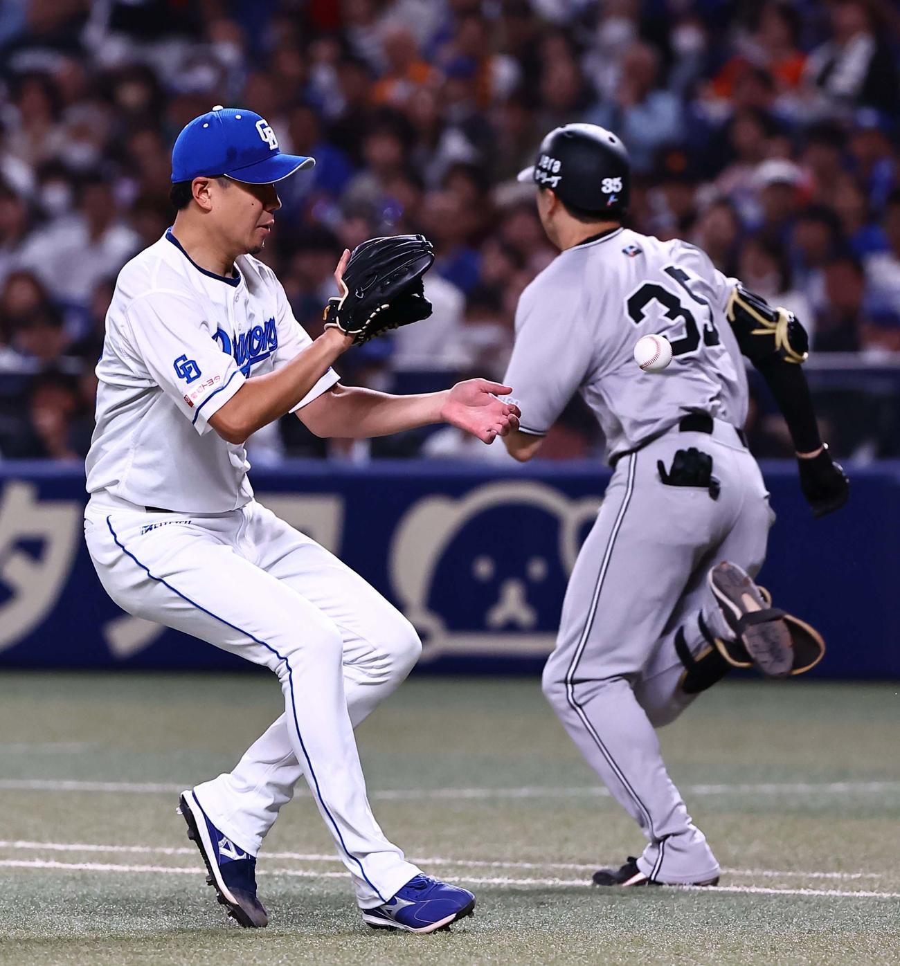 中日対巨人　4回表巨人無死、大野（左）は泉口の投ゴロをさばく（撮影・上田博志）