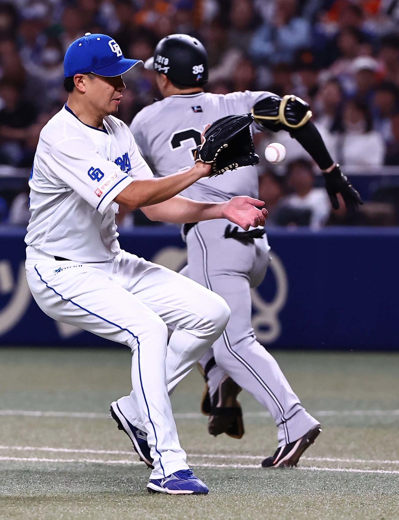 中日対巨人　4回表巨人無死、大野（左）は泉口の投ゴロをさばく（撮影・上田博志）