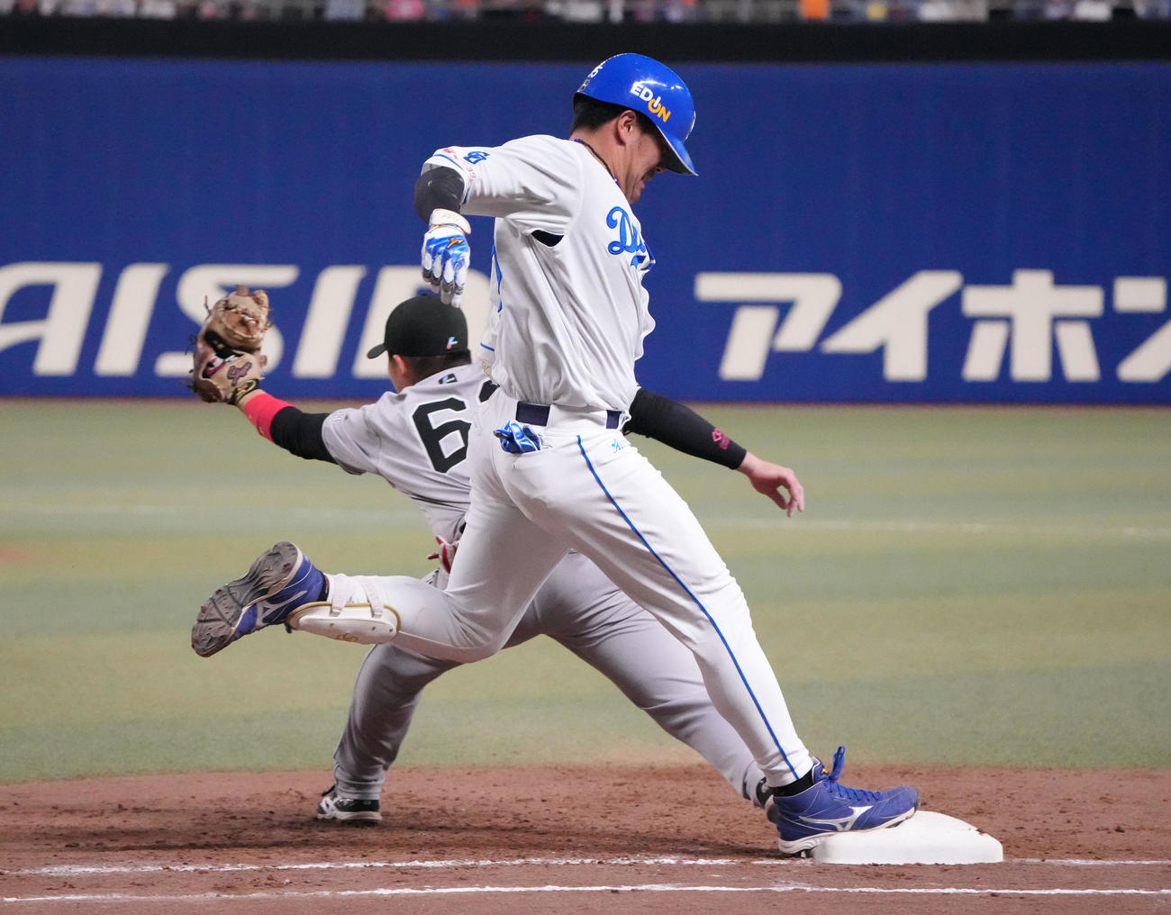 中日対巨人　9回裏中日無死一塁、木下（右）は遊ゴロ併殺打に倒れる（撮影・森本幸一）