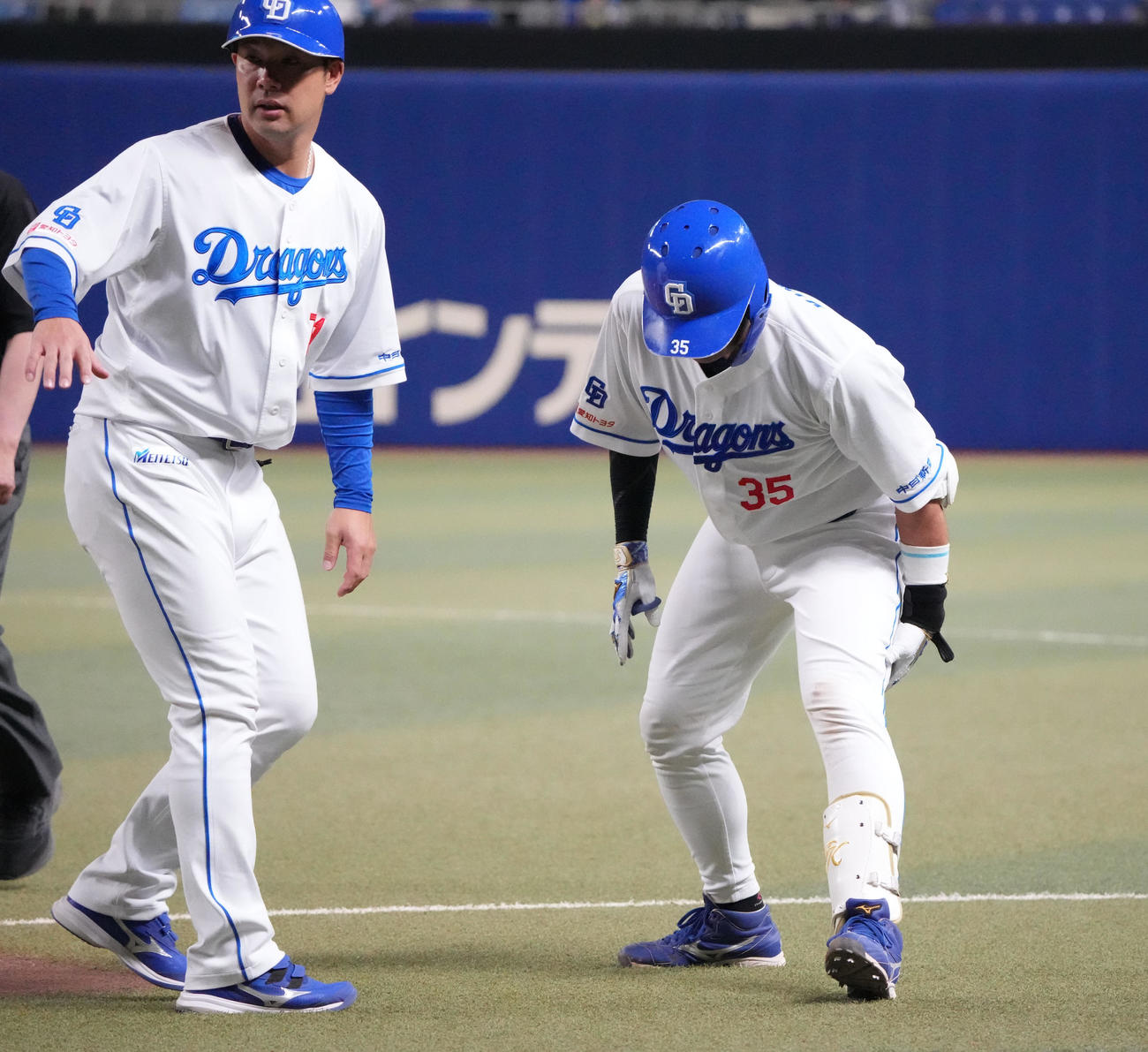 中日対巨人　9回裏中日無死一塁、木下（右）は遊ゴロ併殺打に倒れ足を負傷する（撮影・森本幸一）