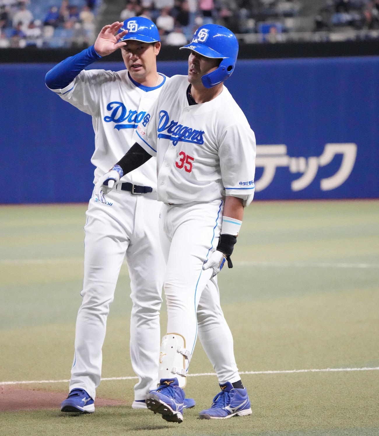 中日対巨人　9回裏中日無死一塁、木下（右）は遊ゴロ併殺打に倒れ足を負傷する（撮影・森本幸一）