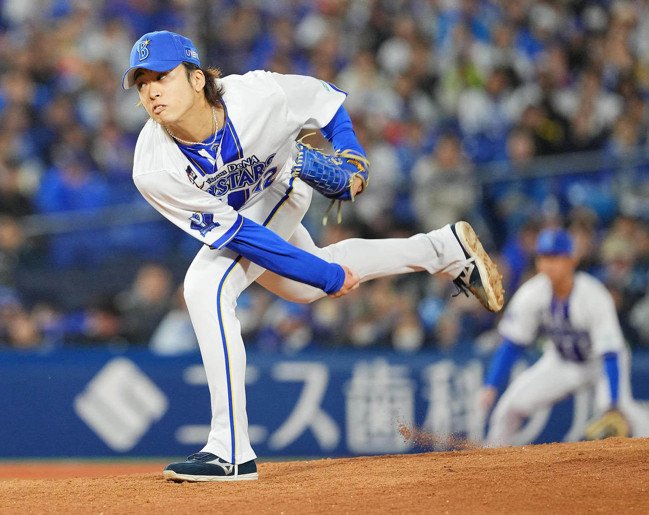 DeNA対ヤクルト　9回表ヤクルト2死満塁、DeNA4番手で登板し力投する入江（撮影・垰建太）