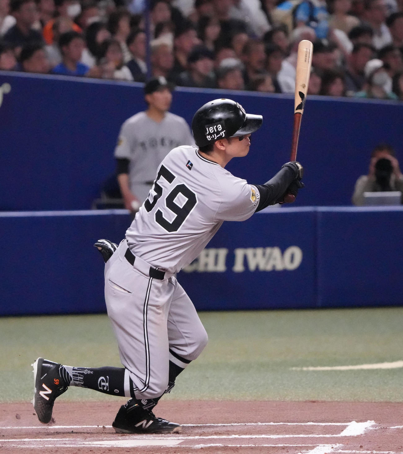中日対巨人　6回表巨人2死二塁、左中間へ適時三塁打を放つ若林（撮影・森本幸一）