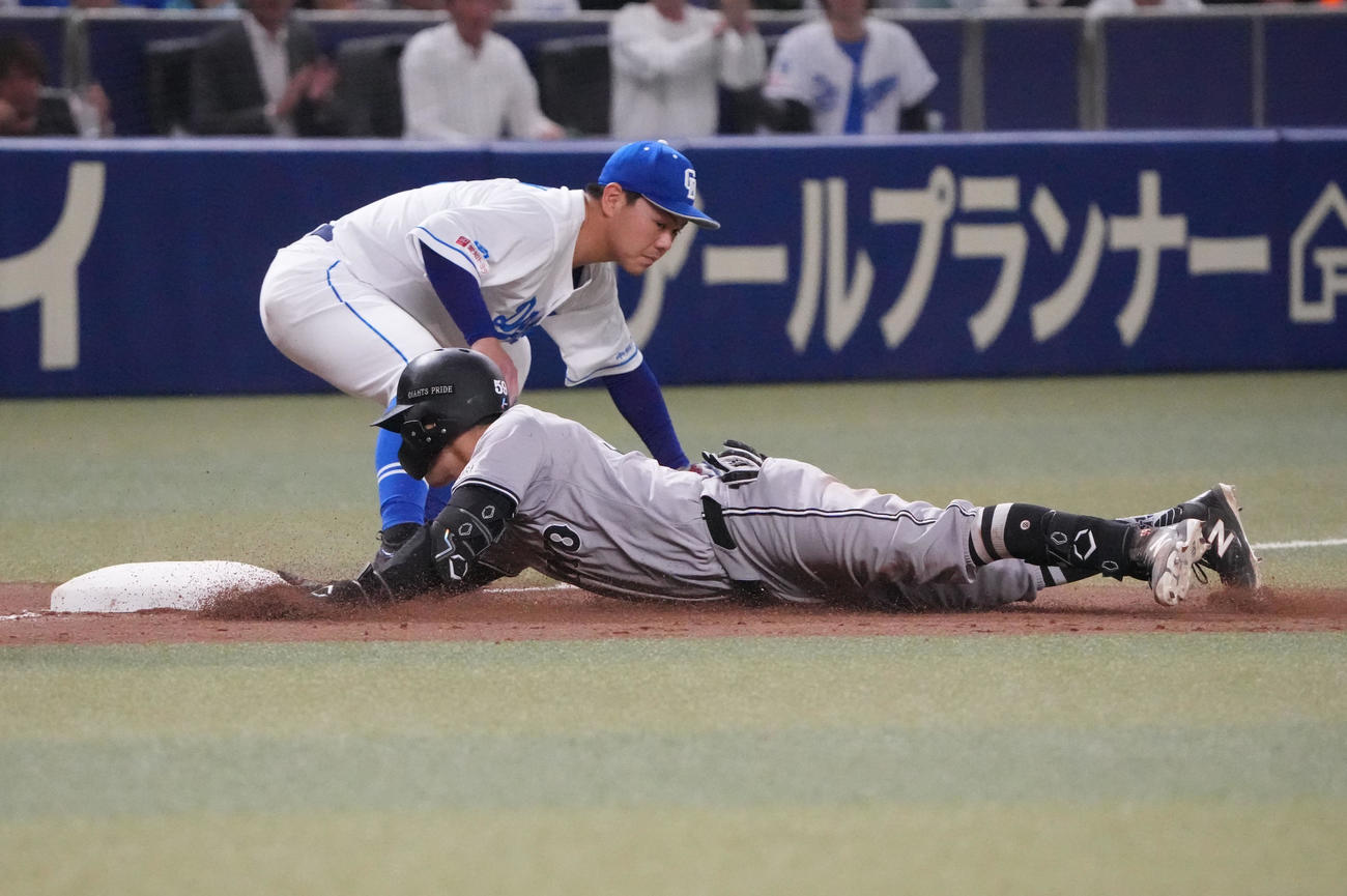 中日対巨人　6回表巨人2死二塁、左中間へ適時三塁打を放ち滑り込む若林（手前）ベースカバーは高橋周（撮影・森本幸一）