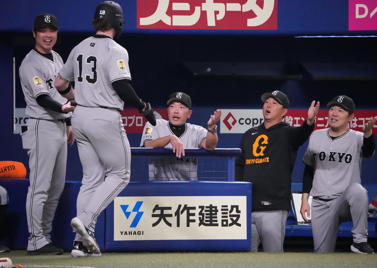 中日対巨人　6回表巨人2死二塁、阿部監督（中央）は若林の左中間適時三塁打で生還したキャベッジを迎える（撮影・森本幸一）