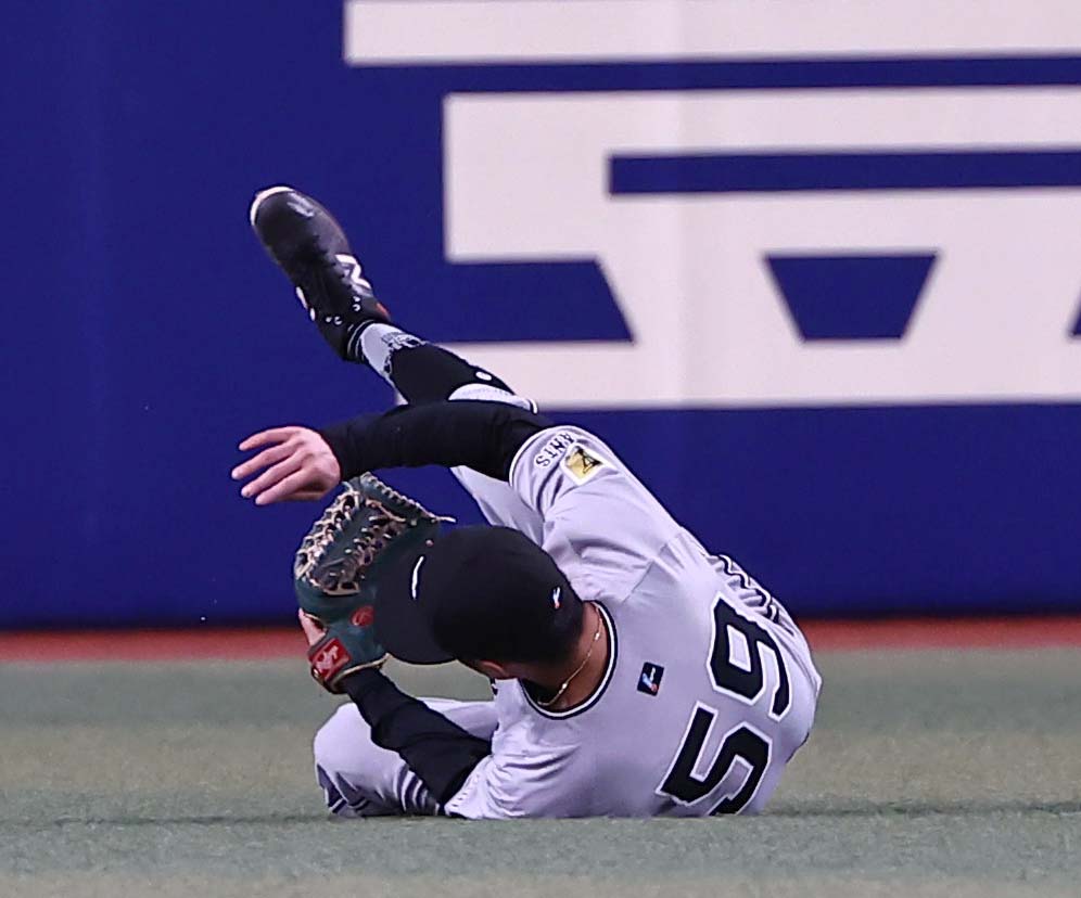 中日対巨人　1回裏中日1死、若林は岡林の中飛を好捕する（撮影・上田博志）