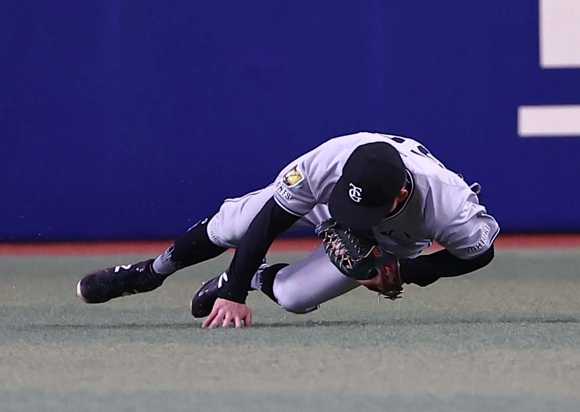 中日対巨人　1回裏中日1死、若林は岡林の中飛を好捕する（撮影・上田博志）