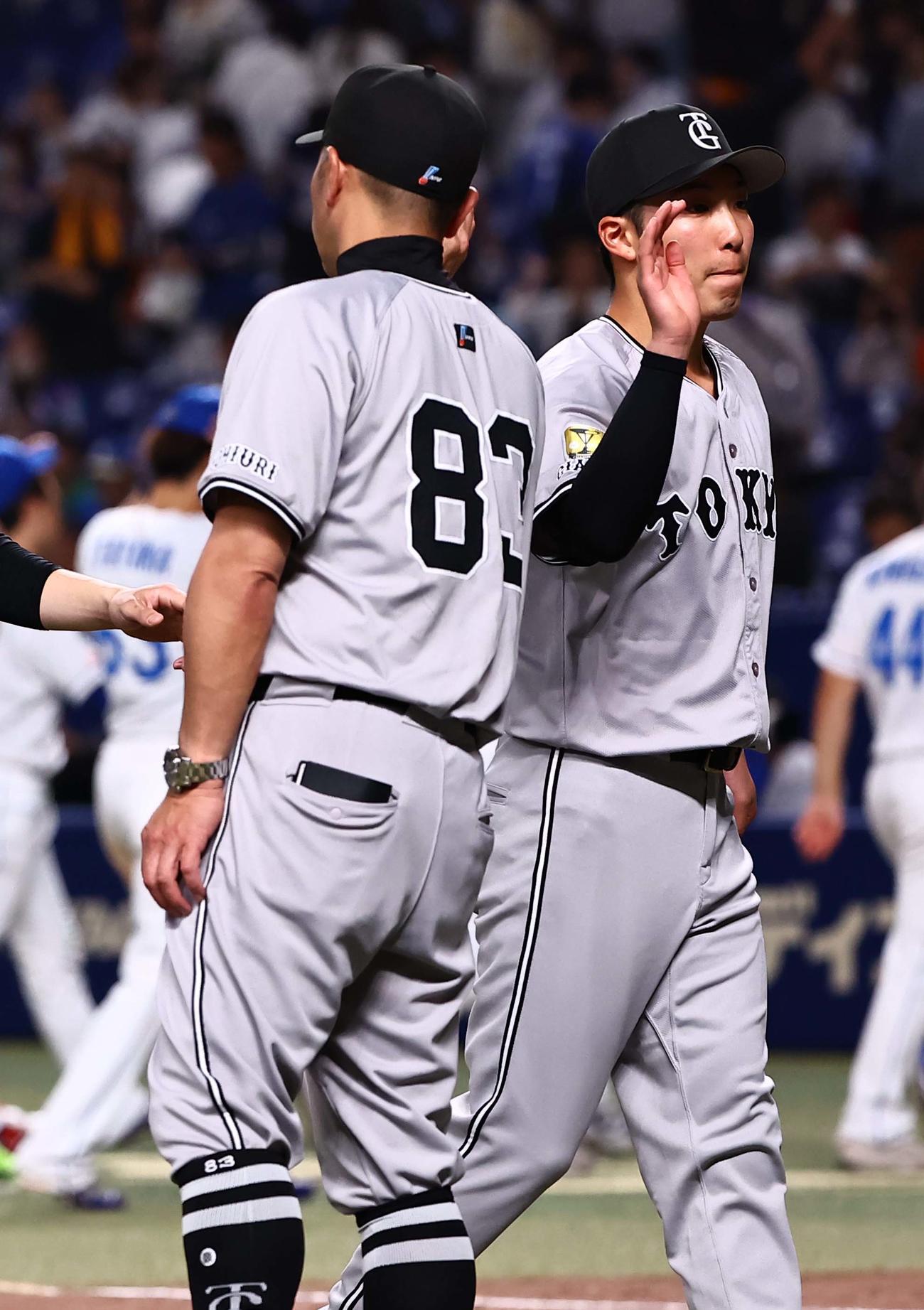 4勝目を挙げた赤星は阿部監督とハイタッチをする（撮影・上田博志）