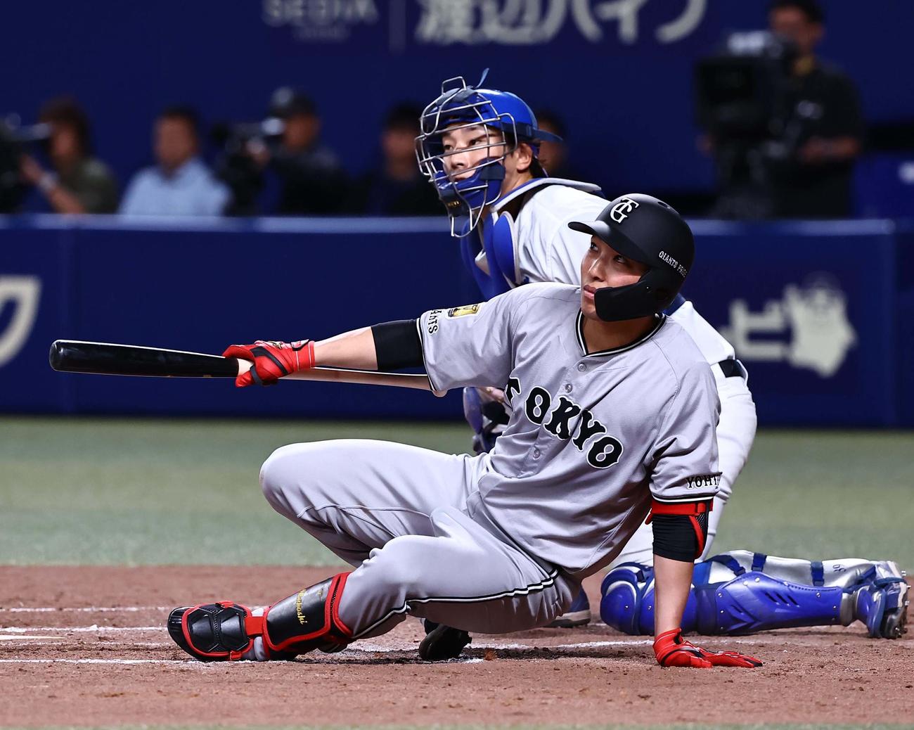中日対巨人　5回表巨人1死一、二塁、赤星は送りバントに失敗し追い込まれる（撮影・上田博志）