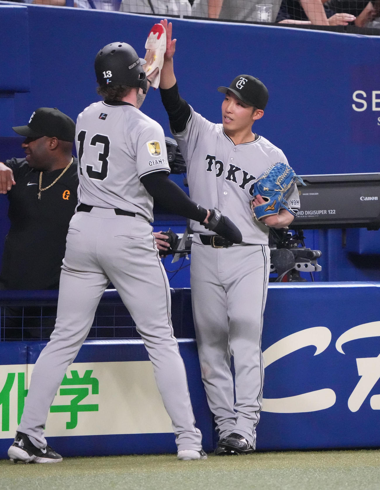 中日対巨人　6回表巨人2死二塁、赤星（右）は若林の左中間適時三塁打で生還したキャベッジを迎える（撮影・森本幸一）