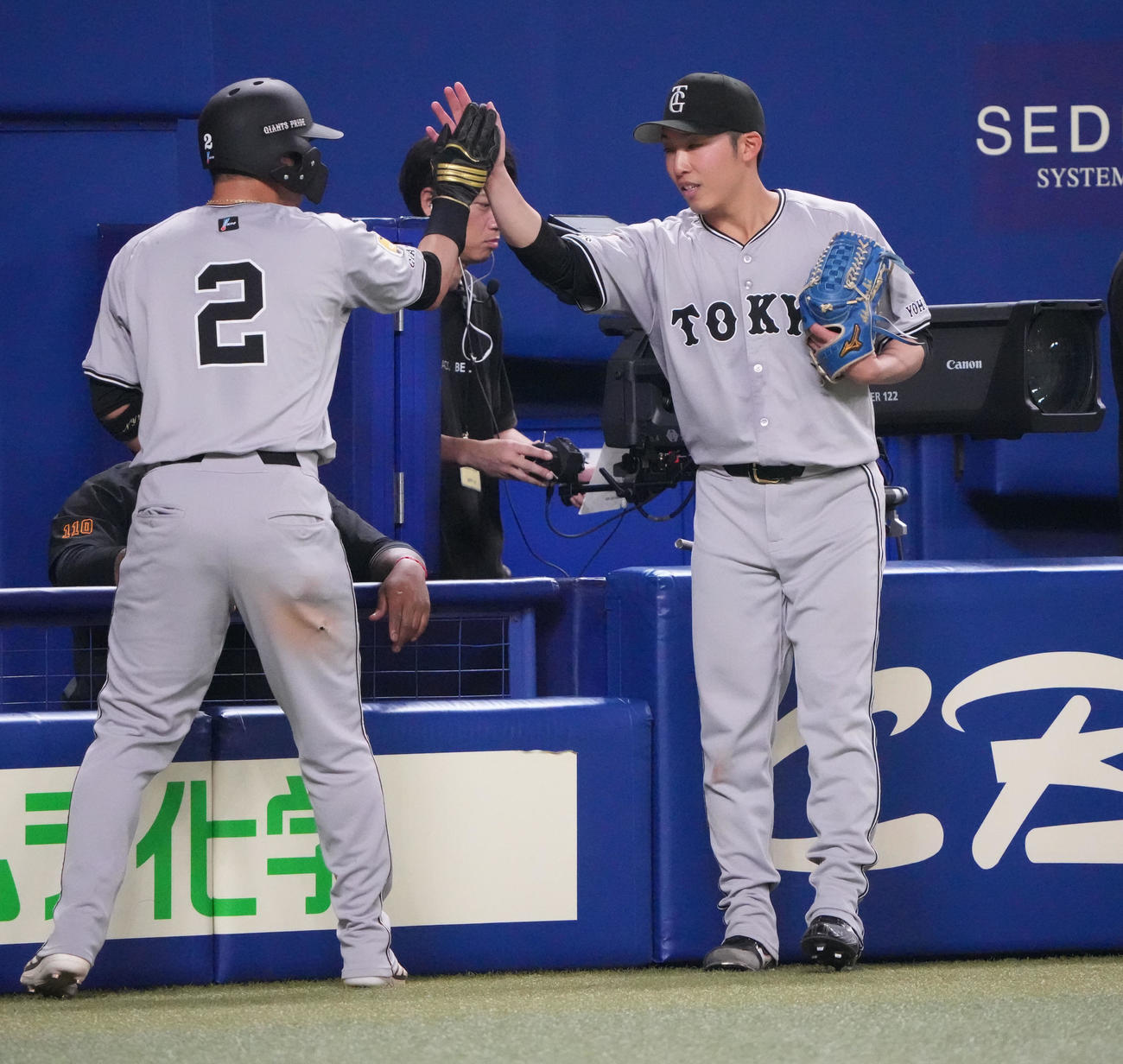 中日対巨人　6回表巨人1死三塁、赤星（右）はキャベッジの左適時二塁打で生還した吉川を迎える（撮影・森本幸一）