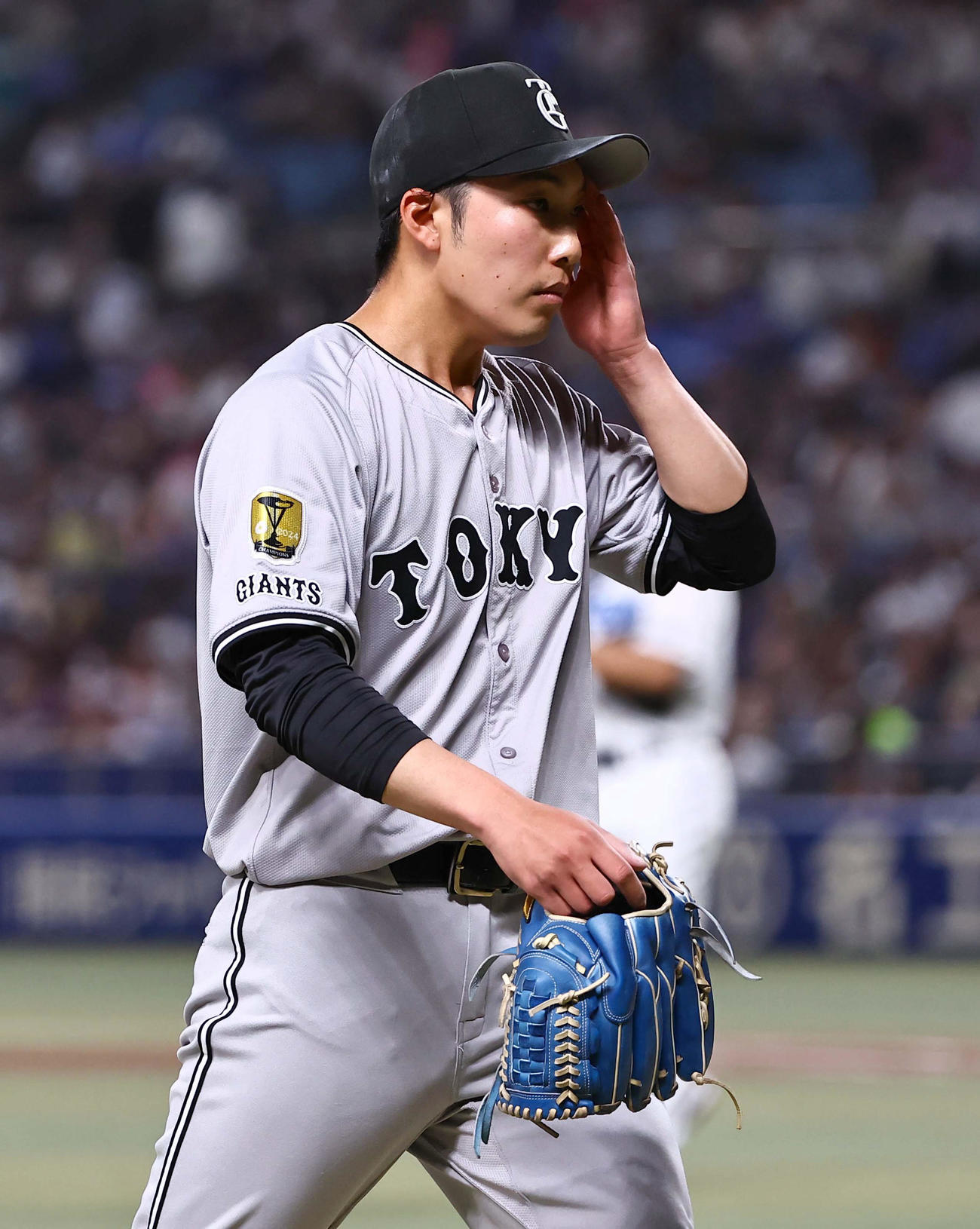 中日対巨人　1回、上林に先頭打者本塁打を浴びた赤星はベンチに引き揚げる（撮影・上田博志）
