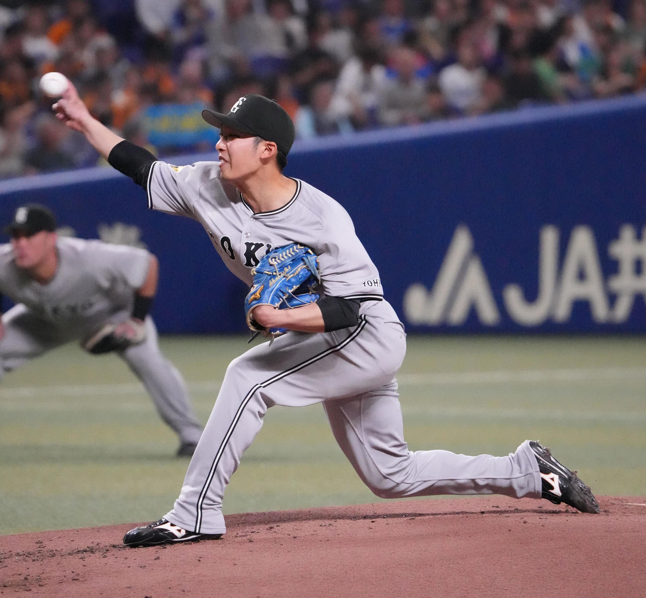 中日対巨人　1回裏、登板する巨人先発の赤星（撮影・森本幸一）