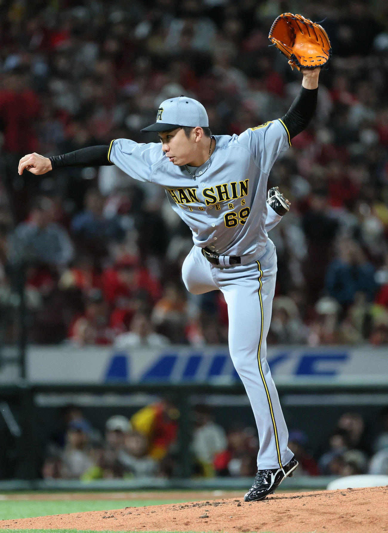 広島対阪神　8回裏広島、阪神2番手の石井（撮影・加藤孝規）