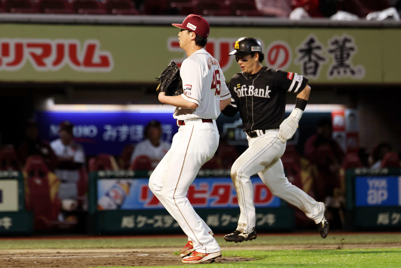 楽天対ソフトバンク　8回表ソフトバンク2死満塁、暴投で栗原の生還を許す西垣（撮影・宮地輝）